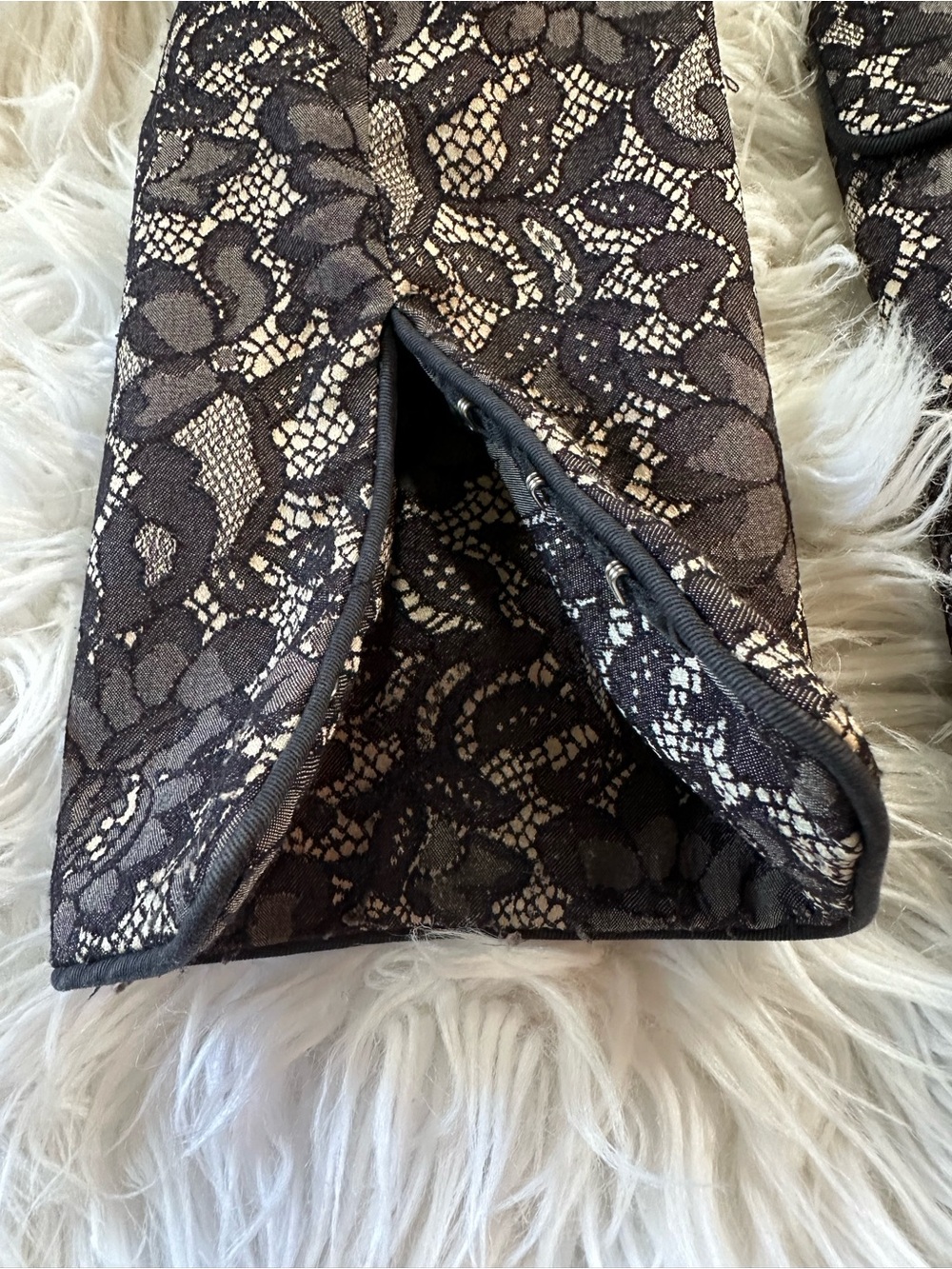 Bisou Bisou • Y2K Vintage Lace Long Line Tailored Jacket - Picture 5 of 16